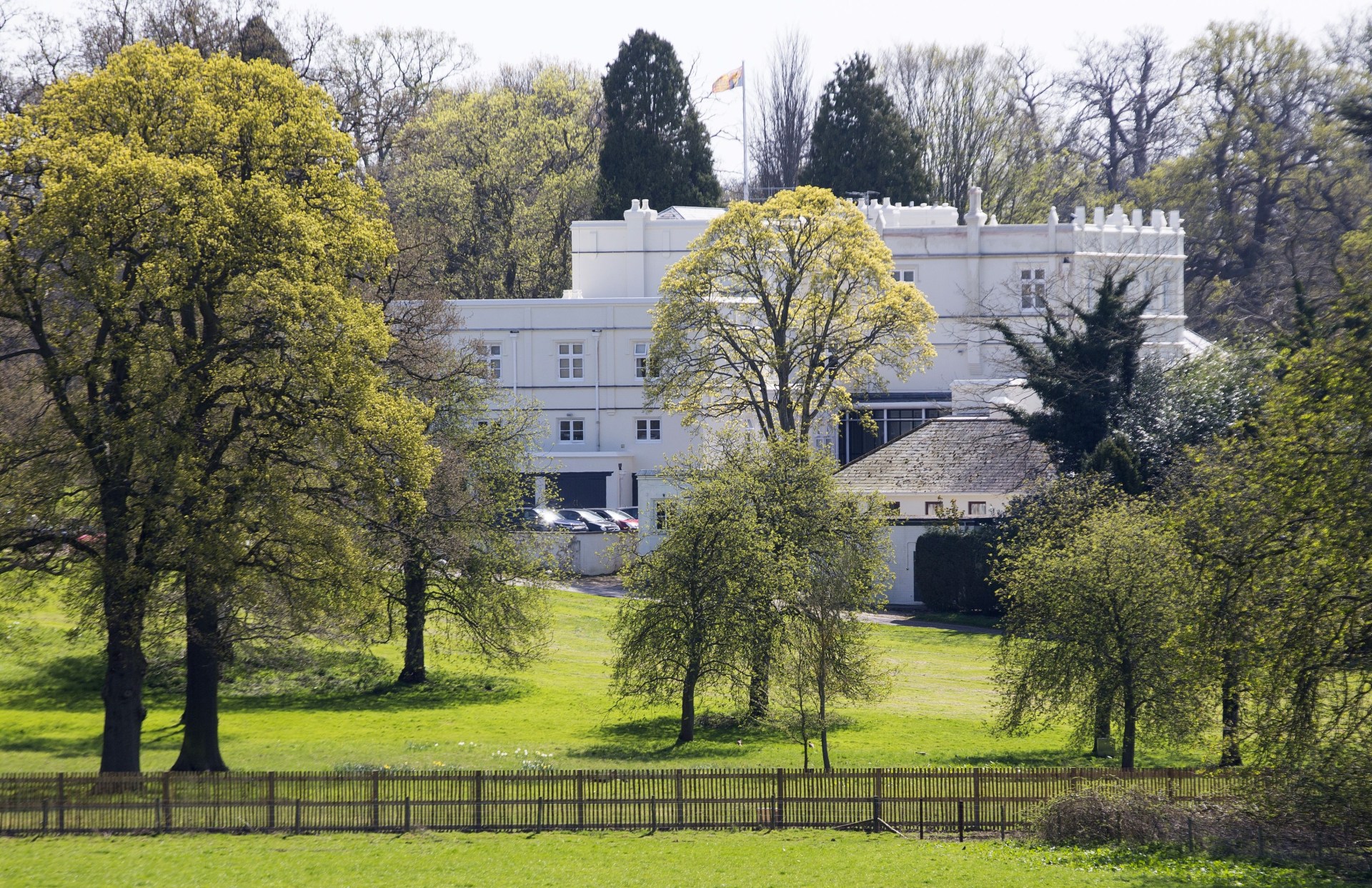 "Royal Shake-Up: King Disbands Andrew's Security Team at Windsor Mansion Amid Growing Concerns"